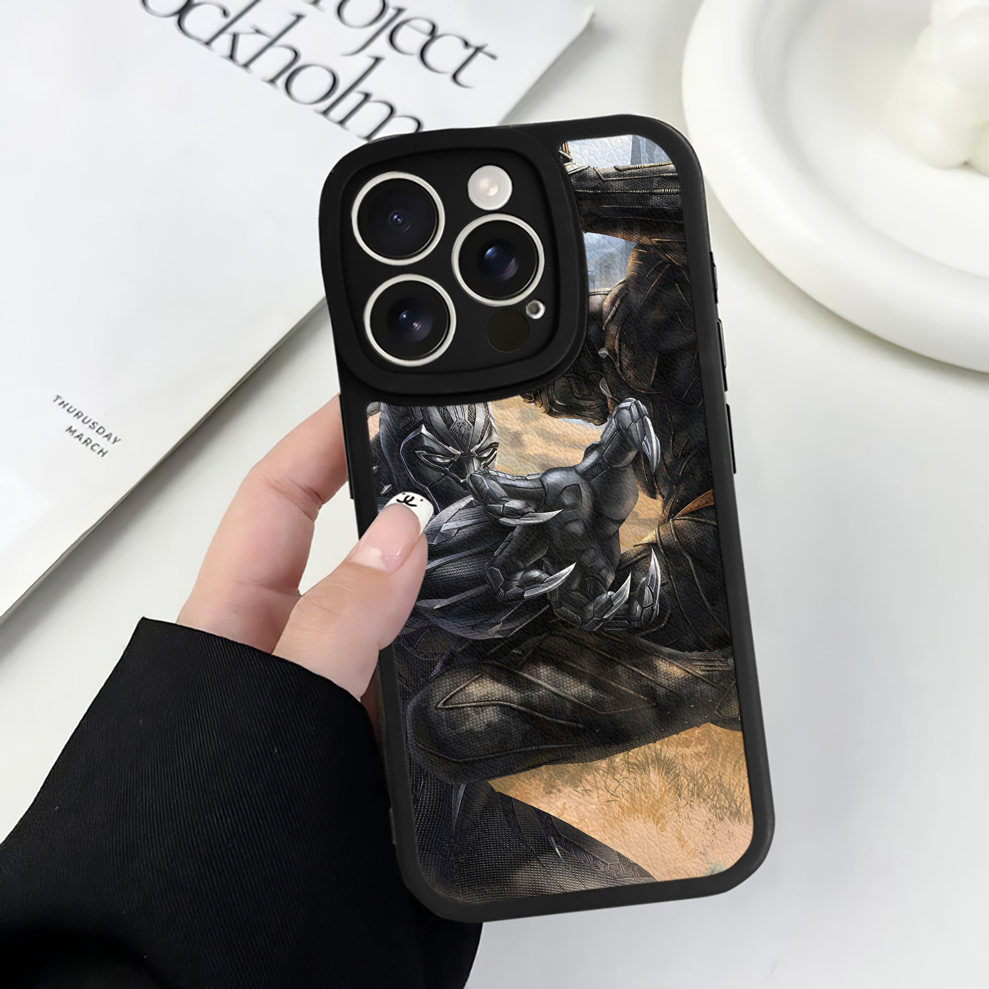 （画像用） アベンジャーズ The Avengers 【iPhone 16シリーズ対応】シリコンスマホケース（レザー調） 材質：シリコン